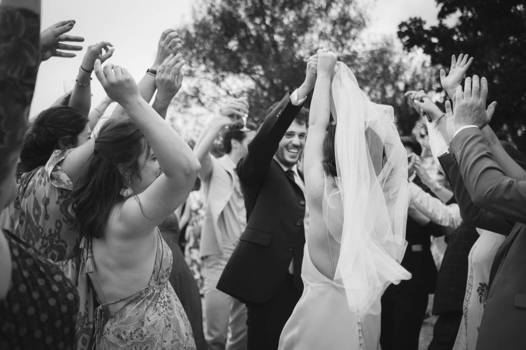 Un moment de joie et de danse lors d'un cocktail de mariage à Angers
